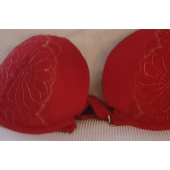 Cacique Women Lace Red Bra Padded Crossback Size 46D. - Picture 1 of 4